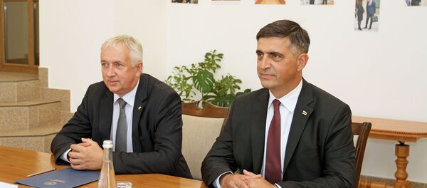 Глава МИД Приднестровья наградил посла Южной Осетии медалью Глава МИД Приднестровья наградил посла Южной Осетии медалью - Sputnik Южная Осетия