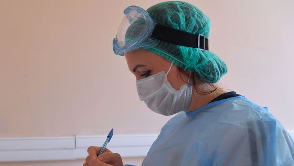 Медсестра с пробиркой для тестирования на коронавирус. Архивное фото - Sputnik Южная Осетия