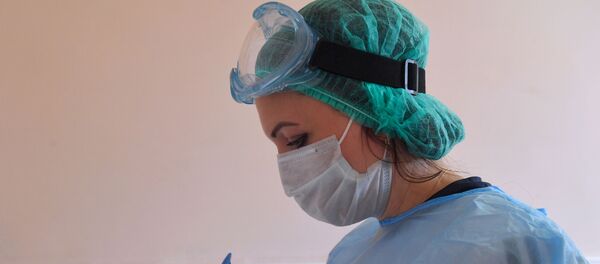 Медсестра с пробиркой для тестирования на коронавирус. Архивное фото - Sputnik Южная Осетия