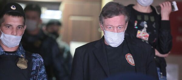 Актёр Михаил Ефремов (справа) у здания Пресненского суда города Москвы. Актёр Михаил Ефремов (справа) у здания Пресненского суда города Москвы. - Sputnik Южная Осетия