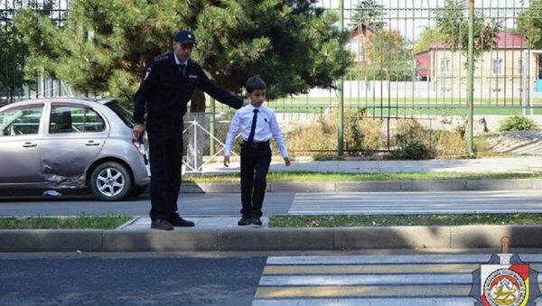 Сотрудники МВД следили за безопасностью в школах во время праздничных  мероприятий - Sputnik Южная Осетия
