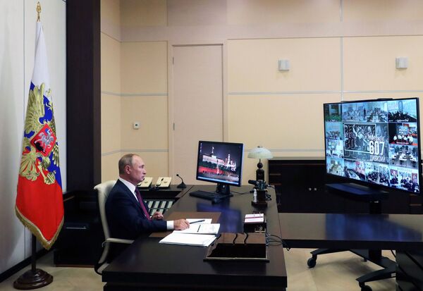 Президент РФ Владимир Путин принимает участие во Всероссийском открытом уроке Помнить - значит знать в режиме видеоконференции - Sputnik Южная Осетия