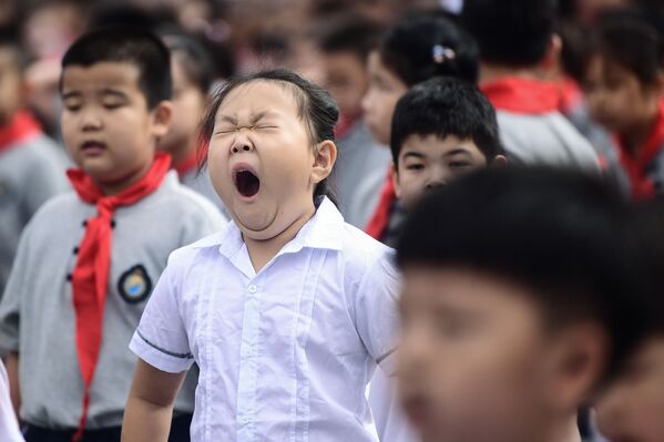 Ребенок зевает в первый день учебного года в Китае  - Sputnik Южная Осетия