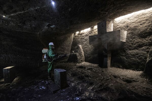 Рабочий дезинфицирует Соляной собор Сипакира, подземную церковь, встроенную в соляную шахту, Колумбия - Sputnik Южная Осетия