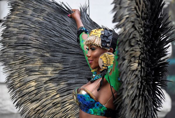  Карибская танцовщица во время представления первого в истории цифрового карнавала в Ноттинг-Хилле  - Sputnik Южная Осетия
