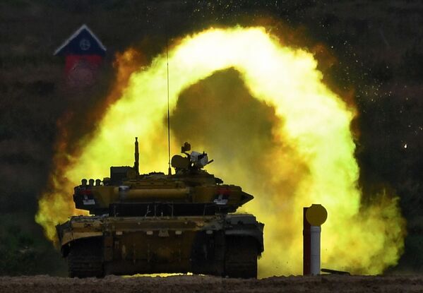 Танк Т-72Б3 команды военнослужащих Сербии во время соревнований танковых экипажей в рамках конкурса Танковый биатлон-2020 на полигоне Алабино в Подмосковье  - Sputnik Южная Осетия