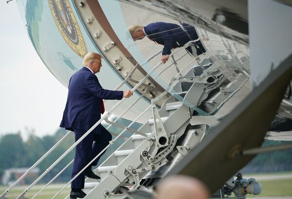 Президент США Дональд Трамп поднимается по трапу самолета Air Force One в аэропорту Уилмингтона, Северная Каролина - Sputnik Южная Осетия