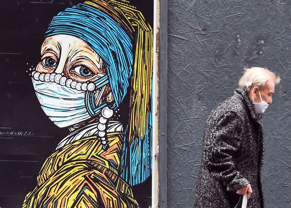 Граффити с изображением девушки (с картины Яна Вермеера Девушка с жемчужной сережкой) в медицинской маске  - Sputnik Южная Осетия