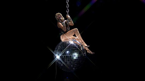 Певица Майли Сайрус во время выступления на церемонии MTV Video Music Awards 2020 - Sputnik Южная Осетия