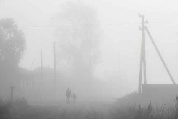Прохожие во время тумана в селе Вьюны Новосибирской области - Sputnik Южная Осетия