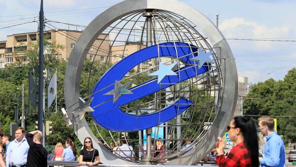 Арт-объект с изображением символа евро перед торговым центром Европейский в Москве. - Sputnik Южная Осетия