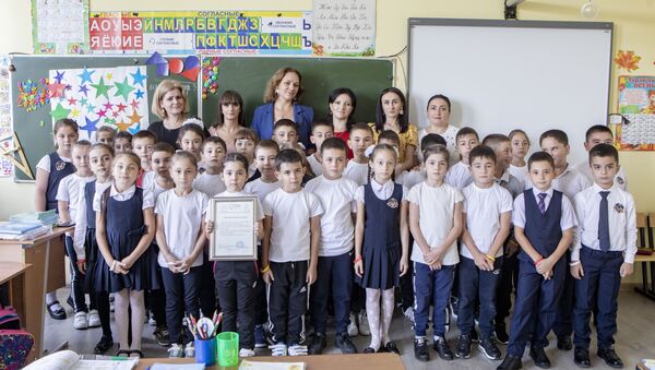2-й класс школы №2 передал средства в фонд Подари крылья - Sputnik Южная Осетия