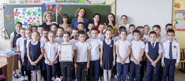 2-й класс школы №2 передал средства в фонд Подари крылья 2-й класс школы №2 передал средства в фонд Подари крылья - Sputnik Южная Осетия