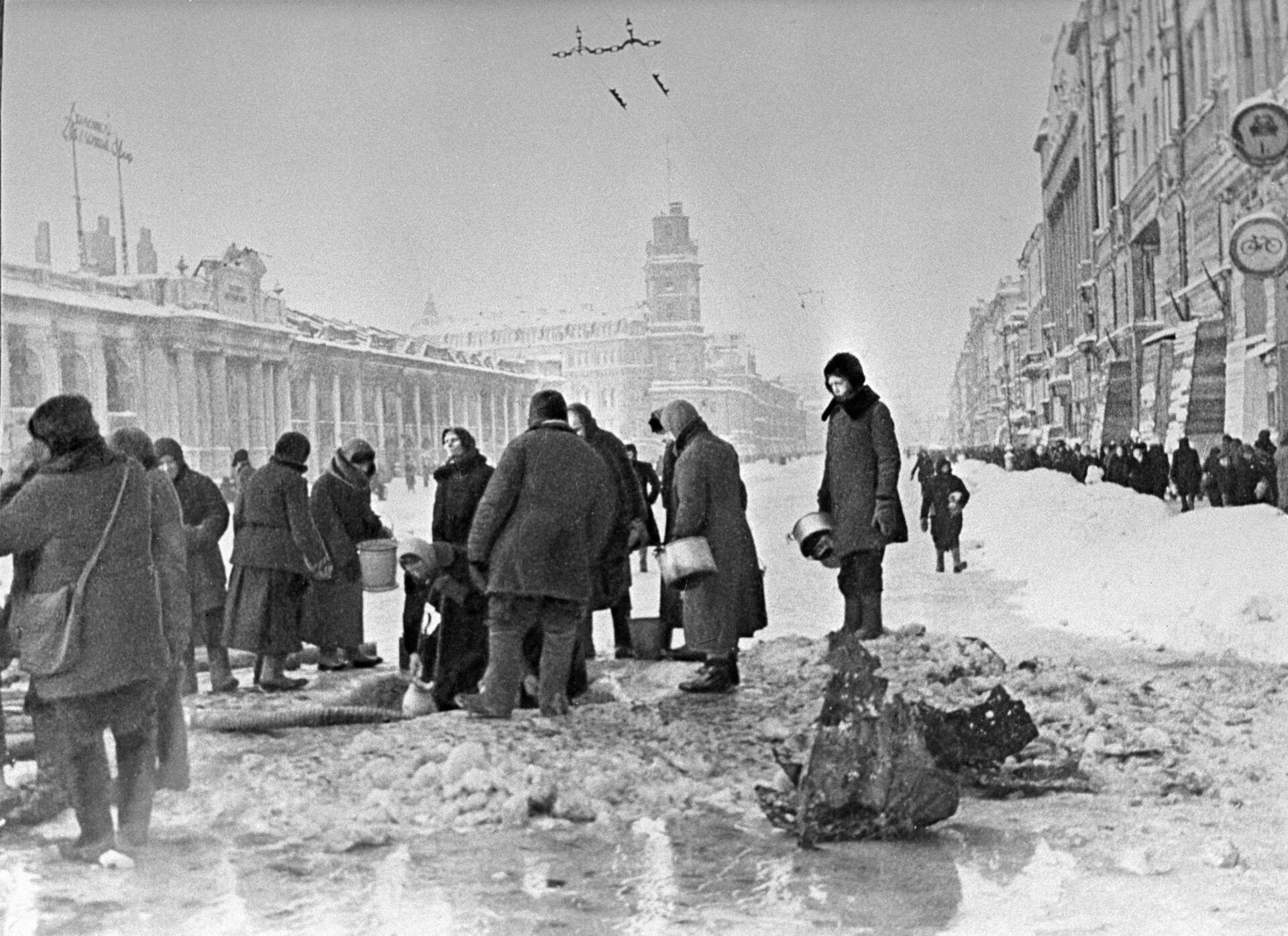 Жители блокадного Ленинграда набирают воду, появившуюся после артобстрела в пробоинах в асфальте - Sputnik Южная Осетия, 1920, 03.10.2022