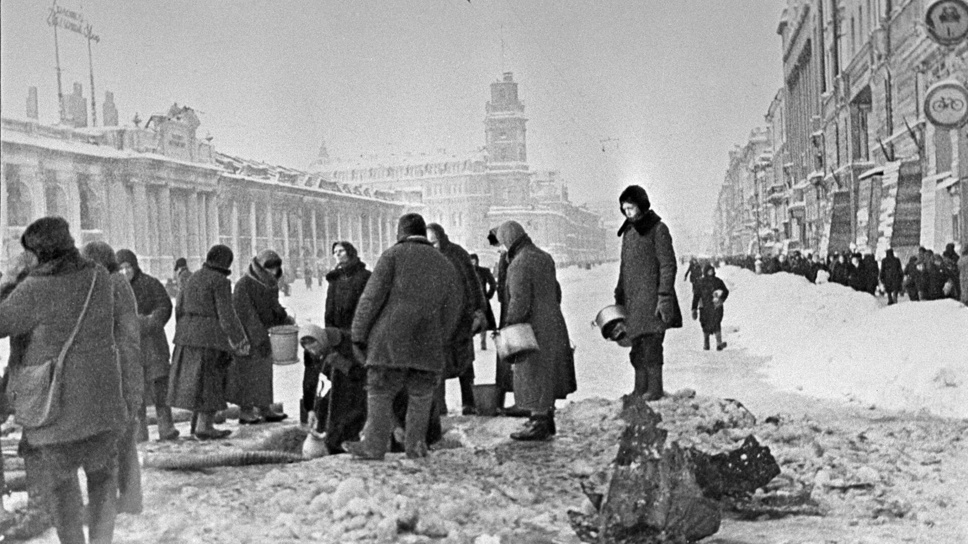 Жители блокадного Ленинграда набирают воду, появившуюся после артобстрела в пробоинах в асфальте - Sputnik Южная Осетия, 1920, 12.01.2023