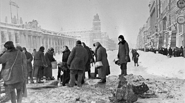Жители блокадного Ленинграда набирают воду, появившуюся после артобстрела в пробоинах в асфальте - Sputnik Южная Осетия