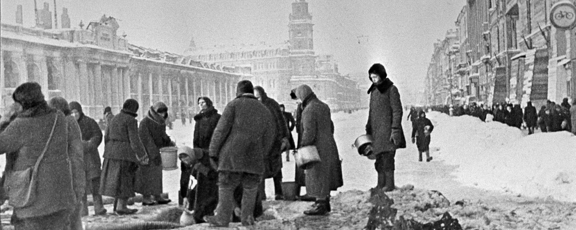 Жители блокадного Ленинграда набирают воду, появившуюся после артобстрела в пробоинах в асфальте - Sputnik Южная Осетия, 1920, 12.01.2023