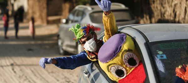 Клоуны едут развлекать палестинских детей во время карантина в секторе Газа Клоуны едут развлекать палестинских детей во время карантина в секторе Газа - Sputnik Южная Осетия