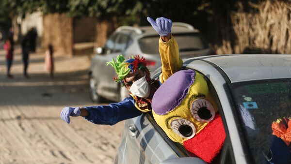 Клоуны едут развлекать палестинских детей во время карантина в секторе Газа - Sputnik Южная Осетия