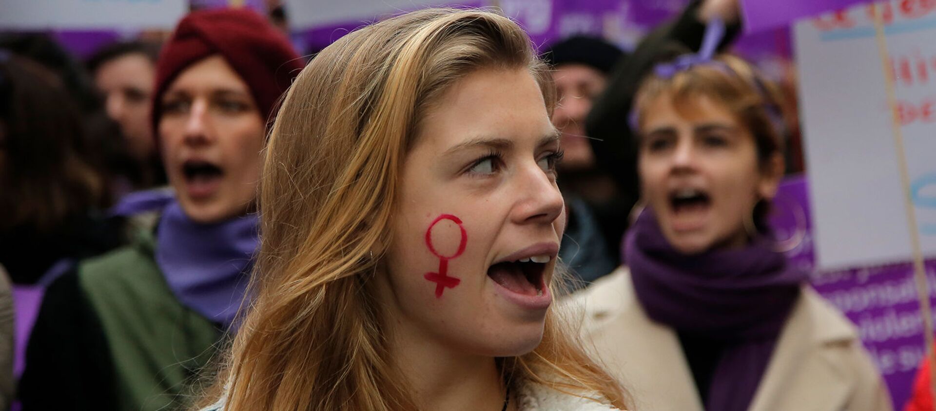 Участница демонстрации против насилия в отношении женщин (24 ноября 2018). Париж - Sputnik Южная Осетия, 1920, 05.01.2021