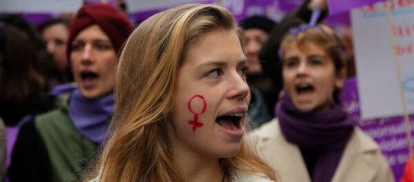 Участница демонстрации против насилия в отношении женщин (24 ноября 2018). Париж Участница демонстрации против насилия в отношении женщин (24 ноября 2018). Париж - Sputnik Южная Осетия