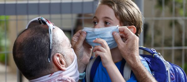 Отец надевает защитную маску на дочь-школьницу Отец надевает защитную маску на дочь-школьницу - Sputnik Южная Осетия