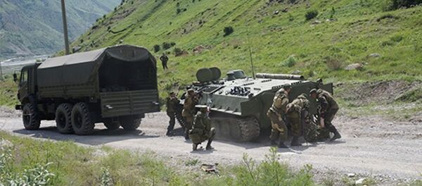 Разведчики в Северной Осетии провели штурм здания, применив живую лестницу  Разведчики в Северной Осетии провели штурм здания, применив живую лестницу  - Sputnik Южная Осетия