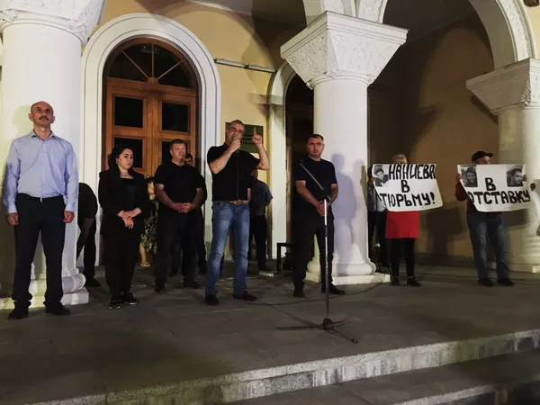 Требования все те же: в центре Цхинвала вновь прошел митинг Требования все те же: в центре Цхинвала вновь прошел митинг - Sputnik Южная Осетия