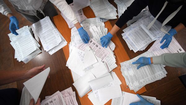  Члены участковой избирательной комиссии подсчитывают бюллетени на избирательном участке №42 в Казани. - Sputnik Южная Осетия