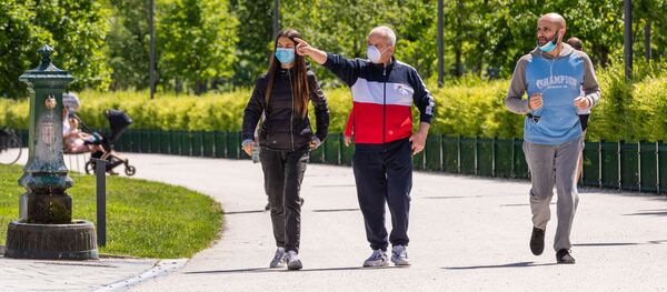 Отдыхающие в одном из парков Милана - Sputnik Южная Осетия