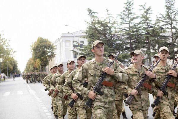 Равнение на государственный флаг: в центре Цхинвала начались репетиции парада Равнение на государственный флаг: в центре Цхинвала начались репетиции парада - Sputnik Южная Осетия