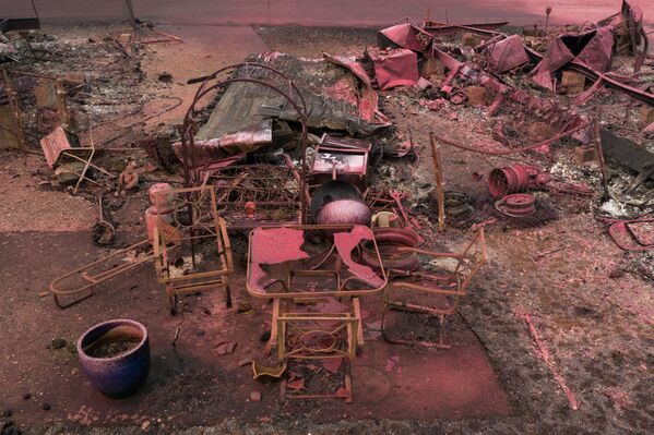 Сгоревшие стол и стулья после пожаров в штате Орегон  - Sputnik Южная Осетия