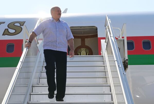 Президент Белоруссии Александр Лукашенко в аэропорту Сочи - Sputnik Южная Осетия