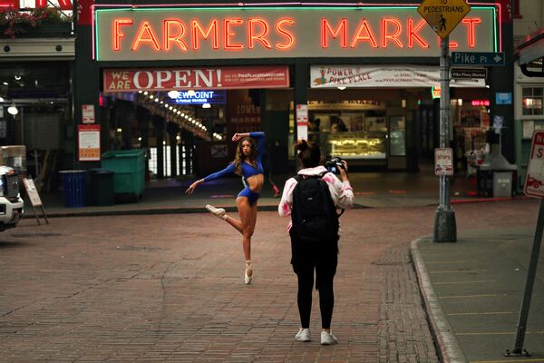 Танцовщица позирует фотографу на рынке Пайк-плейс в Сиэтле, штат Вашингтон, США - Sputnik Южная Осетия