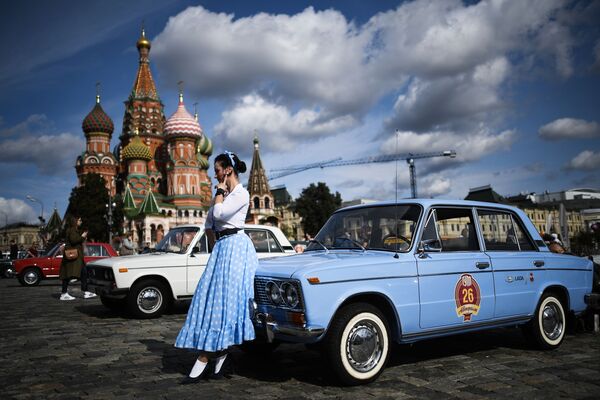 Девушка на фоне жигулей перед стартом авторалли уникальных машин советской эпохи ГУМ-Авторалли-2020 - Sputnik Южная Осетия