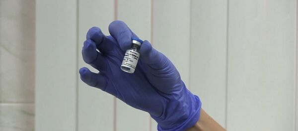 Врачи-добровольцы сделали прививку российской вакциной от коронавируса Спутник V Врачи-добровольцы сделали прививку российской вакциной от коронавируса Спутник V - Sputnik Южная Осетия