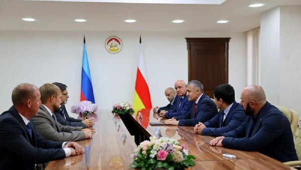 Встреча с делегацией Луганской Народной Республики   - Sputnik Южная Осетия