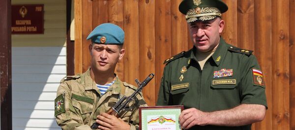 Ибрагим Гассеев наградил военнослужащих Южной Осетии, Абхазии и России Ибрагим Гассеев наградил военнослужащих Южной Осетии, Абхазии и России - Sputnik Южная Осетия
