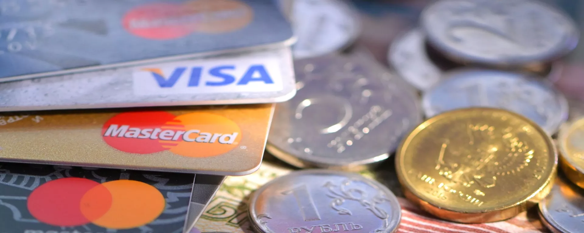 Монеты и банковские карты международных платежных систем VISA и MasterCard - Sputnik Южная Осетия, 1920, 18.07.2022