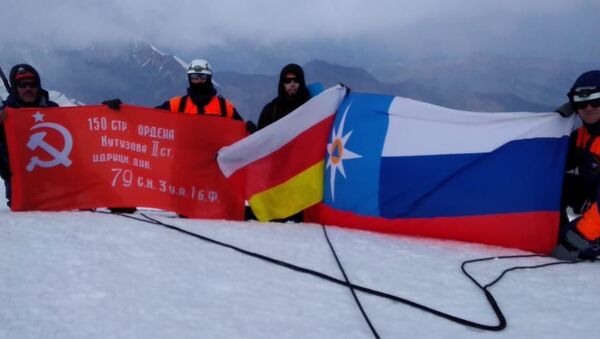 Североосетинские спасатели совершили восхождение на гору Казбек - Sputnik Южная Осетия