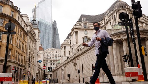 Мужчина в маске в финансовом районе лондонского Сити в Лондоне, Великобритания - Sputnik Южная Осетия