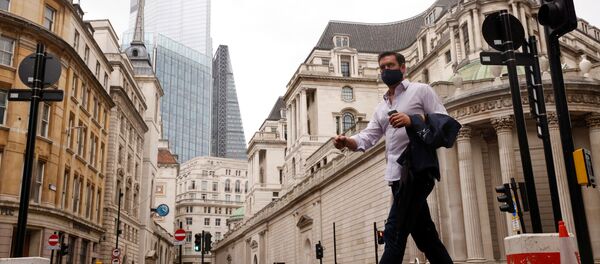 Мужчина в маске в финансовом районе лондонского Сити в Лондоне, Великобритания Мужчина в маске в финансовом районе лондонского Сити в Лондоне, Великобритания - Sputnik Южная Осетия