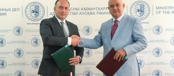 Главы МИД Абхазии и Южной Осетии Даур Кове и Дмитрий Медоев Главы МИД Абхазии и Южной Осетии Даур Кове и Дмитрий Медоев - Sputnik Южная Осетия