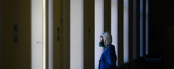  Врач у окна в госпитале для лечения зараженных коронавирусной инфекцией COVID-19 - Sputnik Южная Осетия
