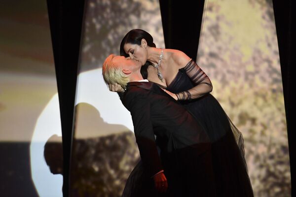 Итальянская актриса Моника Белуччи целует актера Алекса Лютца на церемонии открытия Каннского кинофестиваля - Sputnik Южная Осетия