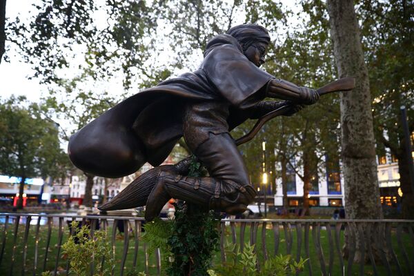 Памятник Гарри Поттеру установили в центре Лондона – фото Памятник Гарри Поттеру установили в центре Лондона – фото - Sputnik Южная Осетия