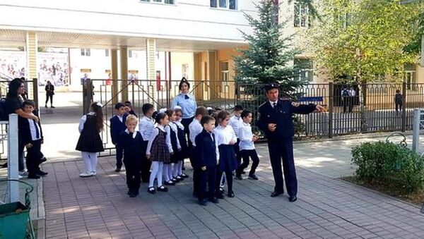 Сотрудники УГИБДД провели уроки по безопасности дорожного движения на улице - Sputnik Южная Осетия