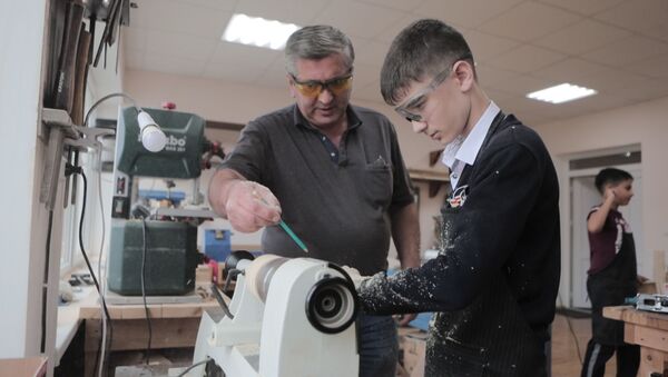 Как школьники в Цхинвале моделируют виртуальные объекты и строят настоящих роботов - видео - Sputnik Южная Осетия