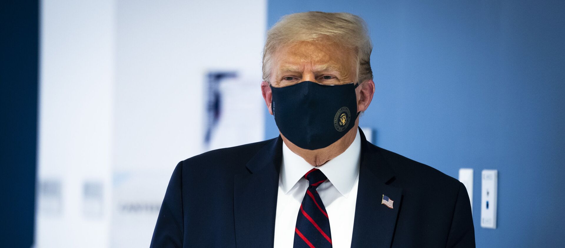 Президент США Дональд Трамп в защитной маске - Sputnik Южная Осетия, 1920, 05.10.2020