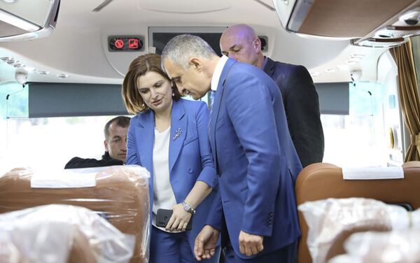 Президент Анатолий Бибилов подарил Госдрамтеатру новый автобус - Sputnik Южная Осетия